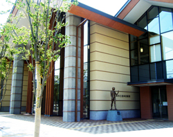 西条図書館外観